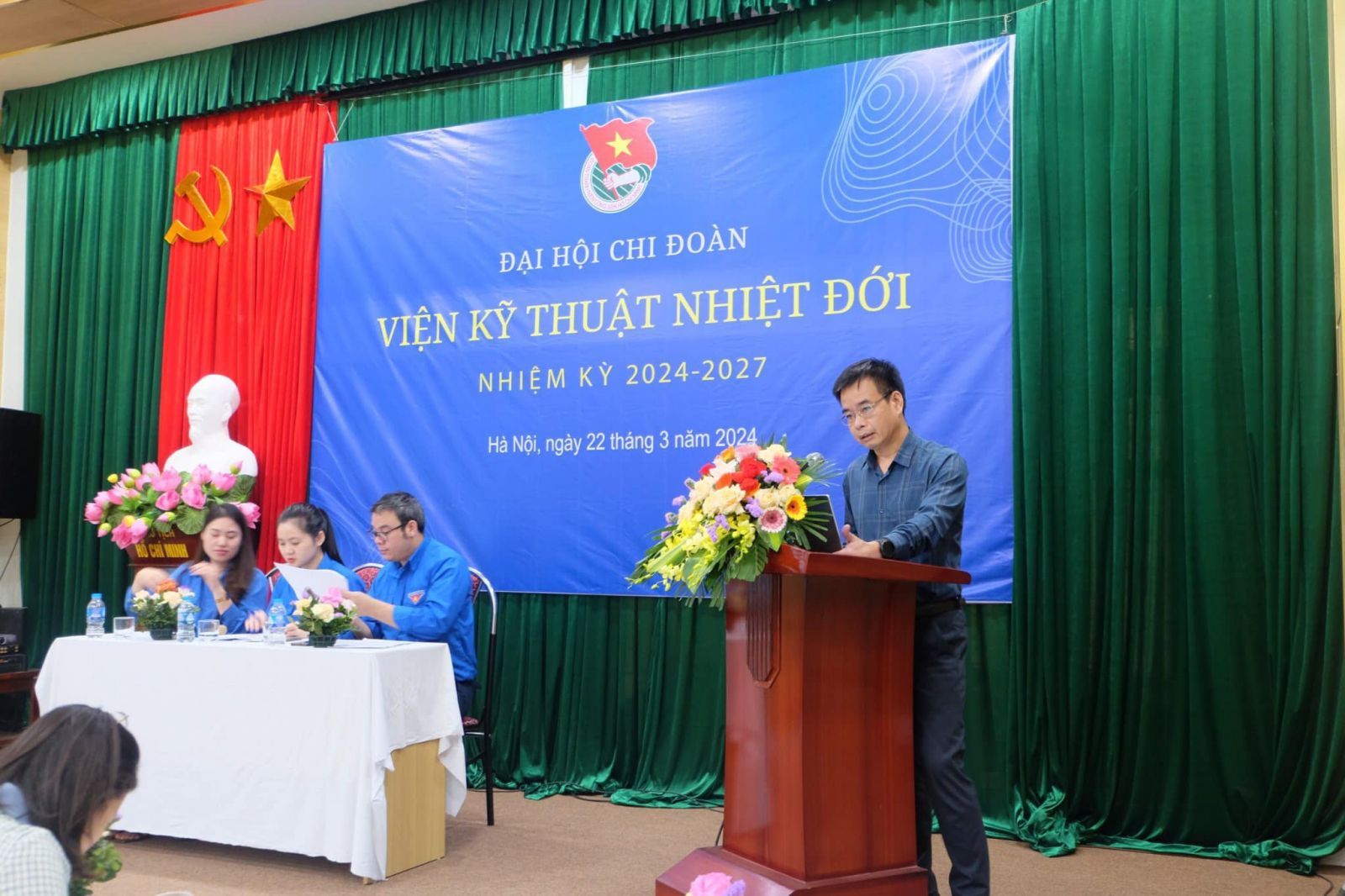 Đ/c: Nguyễn Vũ Giang, Phó bí thư chi bộ, phó Viện trưởng Viện Kỹ thuật nhiệt đới phát biểu ý kiến