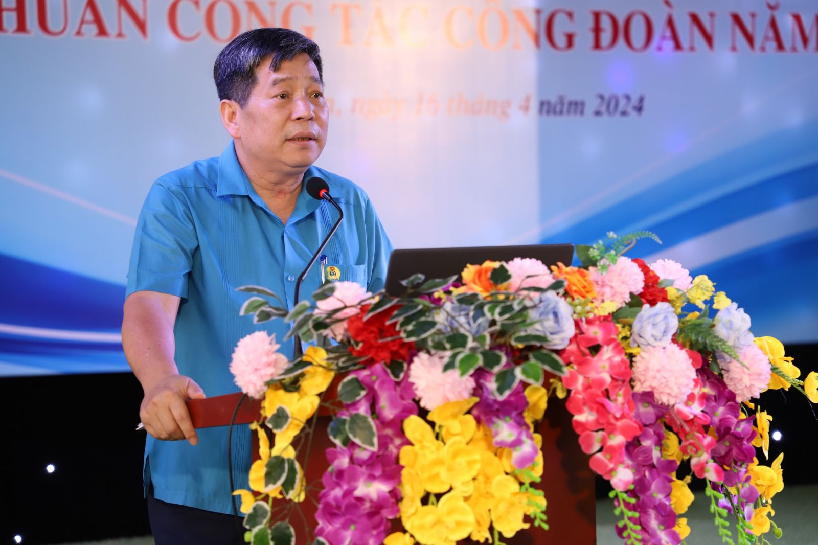 Đồng chí Nguyễn Văn Đông - Phó Chủ tịch Thường trực Công đoàn Viên chức Việt Nam trình bày chuyên đề một số kỹ năng, phương pháp hoạt động công đoàn trong tình hình mới