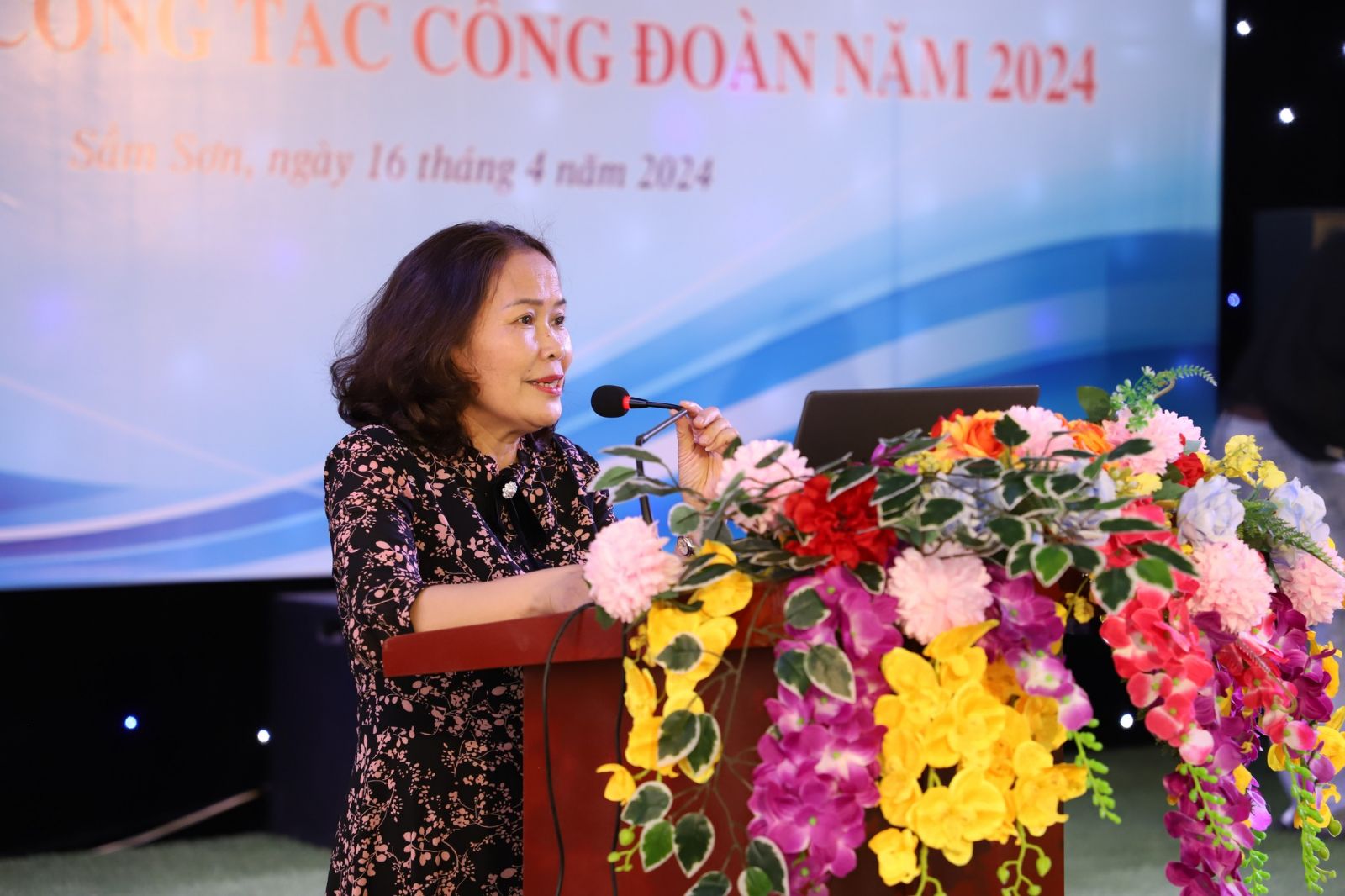 Đồng chí Nguyễn Thị Huệ - Chủ tịch Công đoàn Viện Hàn lâm trao đổi thảo luận tại Hội nghị