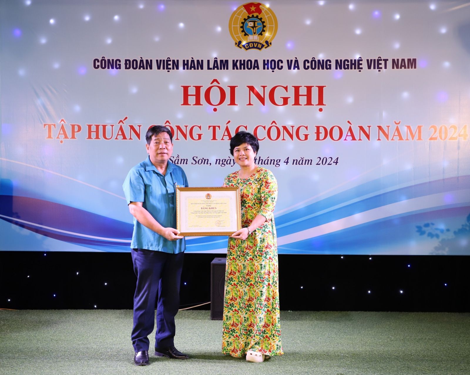 Tặng Bằng khen của Tổng Liên đoàn Lao động Việt Nam cho tập thể Công đoàn Viện Sinh thái và Tài Nguyên sinh vật