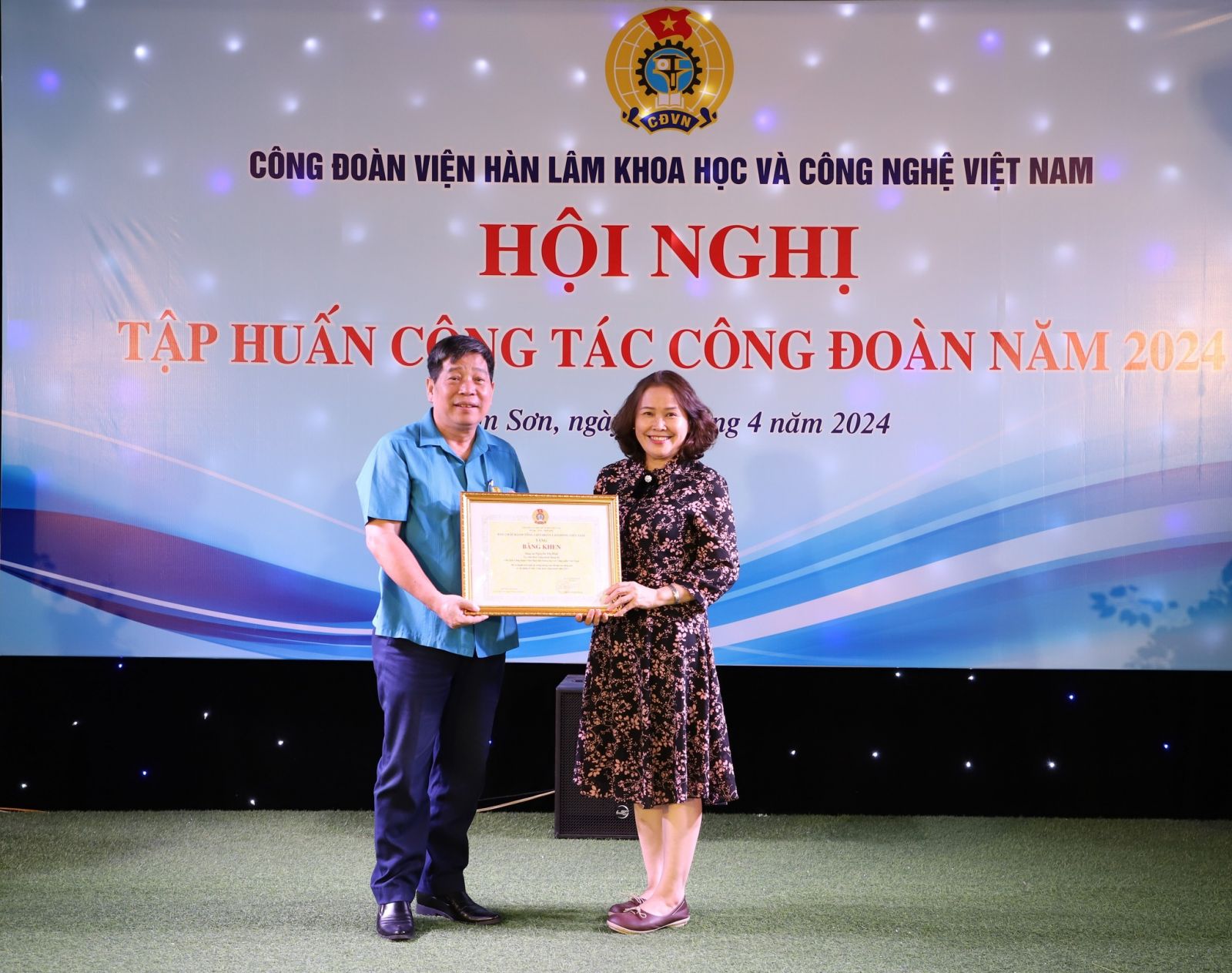 Tặng Bằng khen của Tổng Liên đoàn Lao động Việt Nam cho đồng chí Nguyễn Thị Huệ