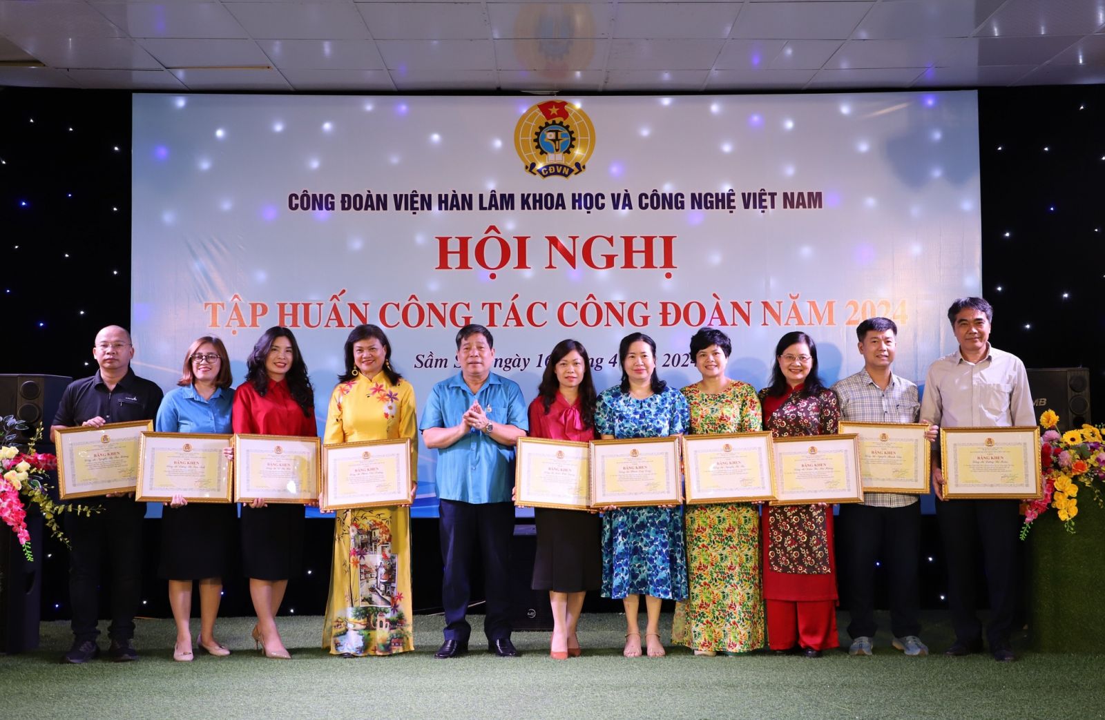 Tặng Bằng khen của Công đoàn Viên chức Việt Nam cho các cá nhân đạt thành tích xuất sắc trong phong trào thi đua xây dựng cơ quan và tổ chức công đoàn vững mạnh năm 2023