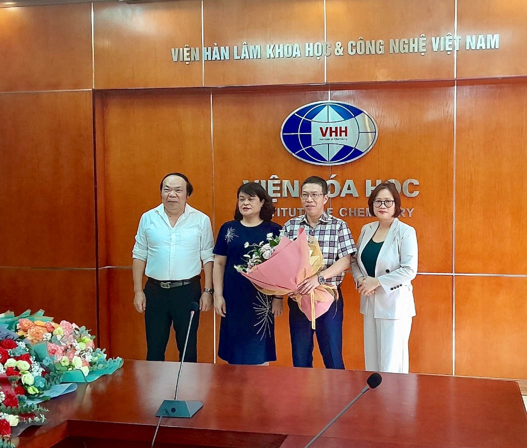 Đại diện Nhà xuất bản chúc mừng GS.TS. Trần Đại Lâm nhận nhiệm vụ mới – Tổng biên tập Vietnam Journal of Chemistry