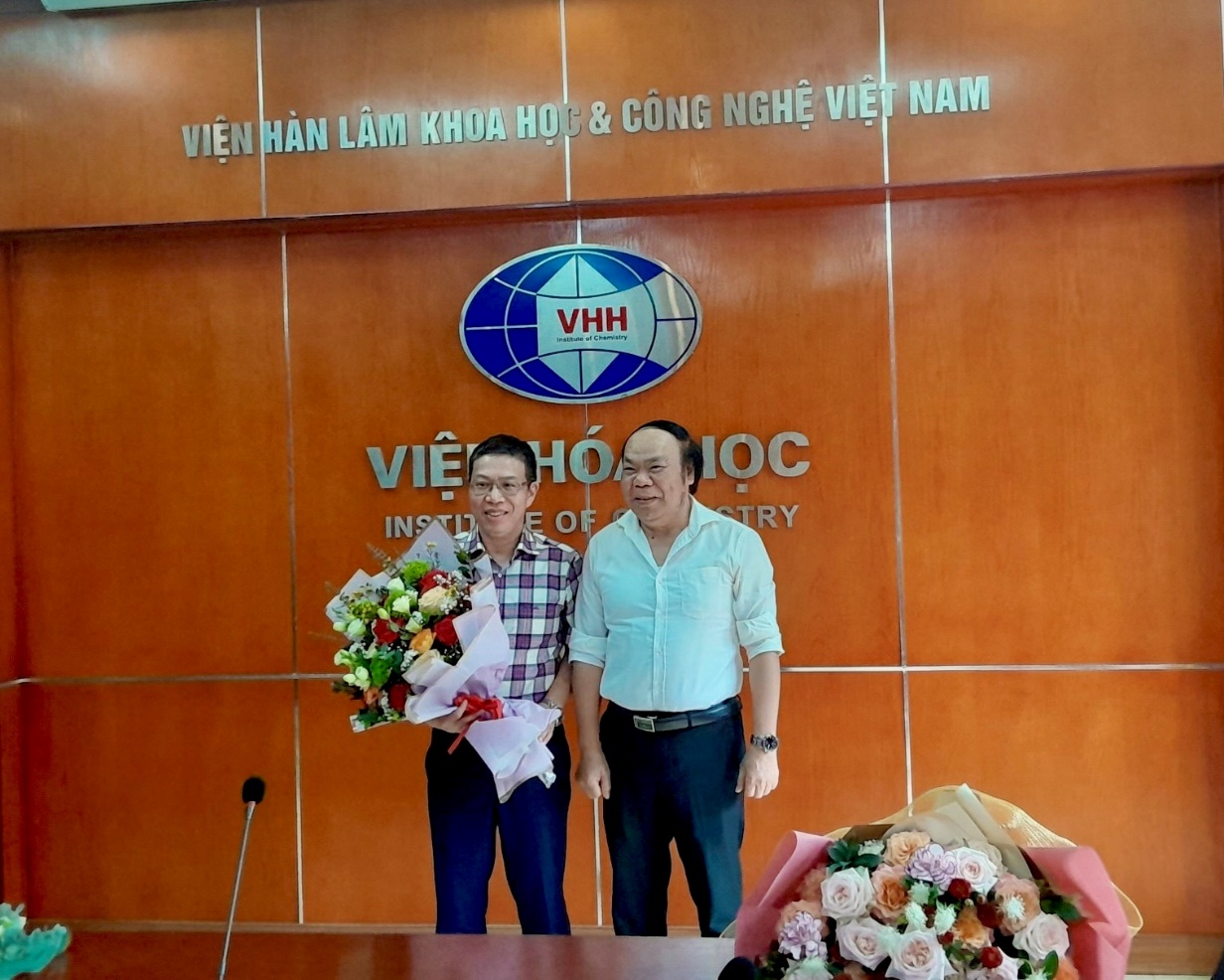 GS.TS. Nguyễn Văn Tuyến – Phó Tổng biên tập tặng hoa chúc mừng GS.TS. Trần Đại Lâm – Tổng biên tập