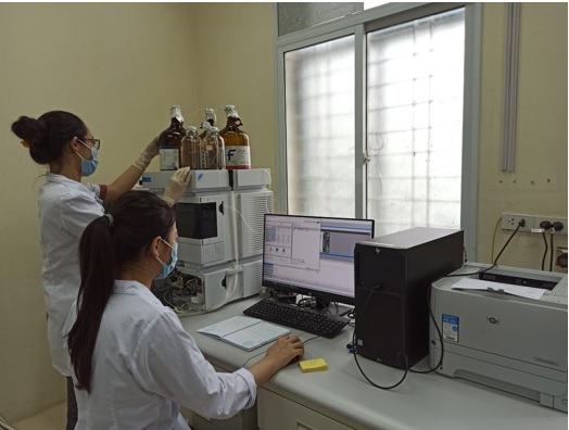 Kiểm tra độ tinh sạch của sản phẩm trên thiết bị HPLC tại Viện Hóa sinh biển